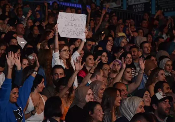 Gökhan Özen hayranlarını yağmur durduramadı!